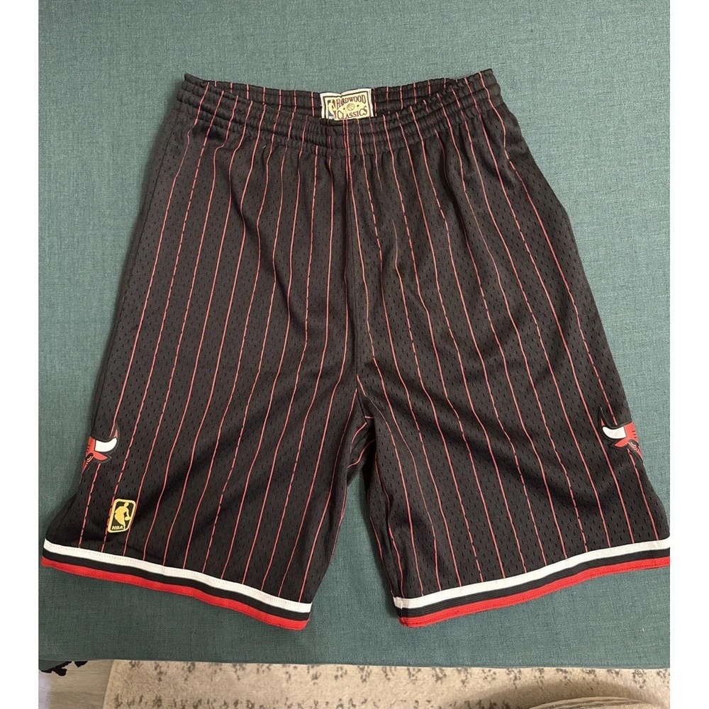 MITCHELL & NESS HWC NBA 1996-97 MICHAEL JORDAN CHICAGO BULLS PINSTRIPE SHORTS M